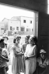Femmes équatoriennes attendant anxieusement des réunions avec le personnel médical du navire-hôpital...