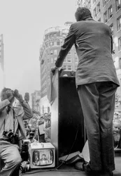 John F Kennedy prononçant un discours de campagne à Seattle, WA