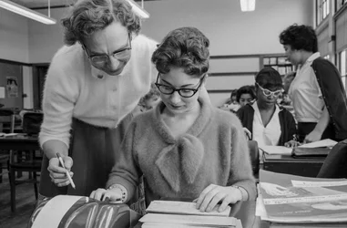 Professeur et étudiante en cours de comptabilité au lycée James A. Garfield