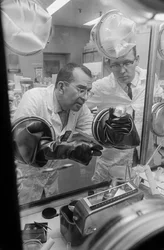 Techniciens manipulant des matériaux radioactifs aux opérations de Hanford d