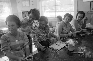 Femmes à un comptoir discutant autour du petit-déjeuner dans un diner en Oregon
