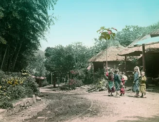 Enfants jouant dans la rue sur la route de Miyanoshita v. 1900 - 1915 (photographie)