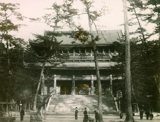 Porte du temple bouddhiste Chion-in, district de Higashiyama, Kyoto, vers 1900 - 1915 (photographie)