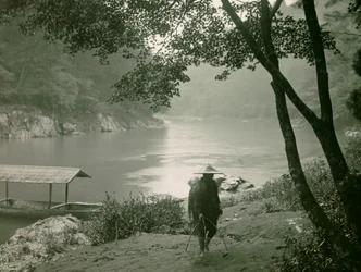 Pêcheur au bord de la rivière Hozu, district d