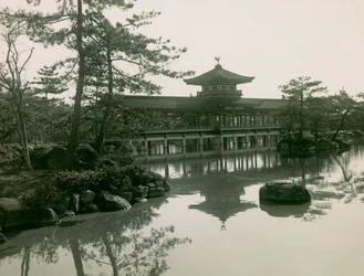 Jardins du sanctuaire Heian-Jingu à Kyoto, vers 1900 - 1915 (photographie)