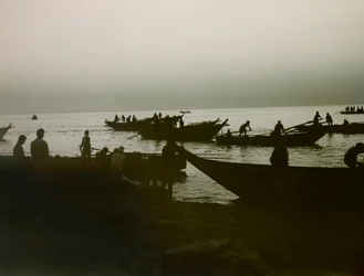 Pêcheur japonais en mer, vers 1900 - 1915 (photographie)