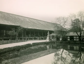 Vue du temple bouddhiste Sanjusangen-do, Kyoto, vers 1900 - 1915 (photographie)
