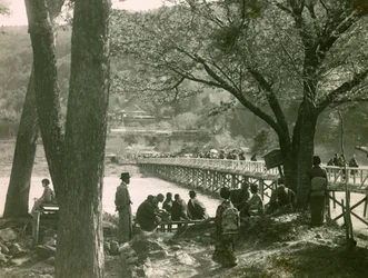 Vue du pont Togetsukyo sur la rivière Katsure à Arashiyama, vers 1900 - 1915 (photographie)