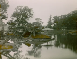 Vue du jardin japonais Koraku-en à Okayama, vers 1900 - 1915 (photographie)