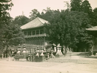 Vue du temple bouddhiste Nigatsu - Do à Nara, vers 1900 - 1915 (photographie)