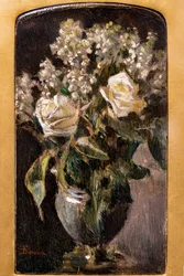 Vase avec des roses blanches et des muguets