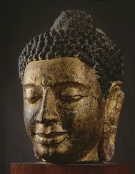 Tête de Bouddha géante aux yeux fermés, style Srivijaya