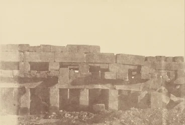 Vue rapprochée de la promenade couverte de Thoutmès III, Karnak