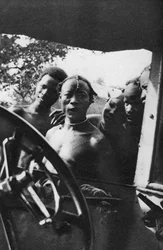 Hommes indigènes voyant une femme blanche pour la première fois, Mongalla à Terrakekka, Soudan, 1925-1927