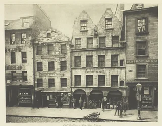 Vieux bâtiments dans High Street Nos. 17-27