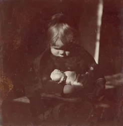 Betty Reynolds avec une poupée sur les genoux, vers 1885