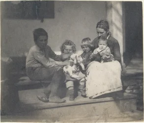 [Frances Crowell avec garçon non identifié, Katie, James et Frances Crowell], 1890