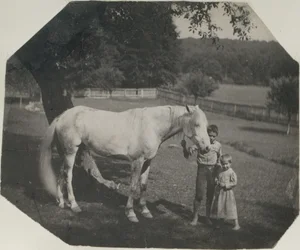 [Le cheval Billy de Thomas Eakins et deux enfants Crowell à Avondale, Pennsylvanie]