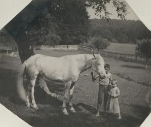 Le cheval Billy de Thomas Eakins et deux enfants Crowell à Avondale, Pennsylvanie, vers 1892