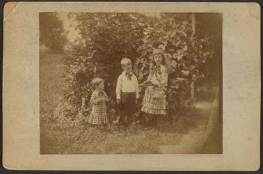 [Trois enfants]