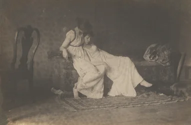 [Deux étudiantes en costume classique dans le studio d