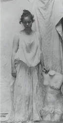Weda Cook avec moulage antique, vers 1892