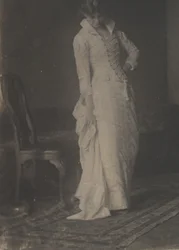 [Femme en robe blanche à corsage lacé dans le studio de Thomas Eakins]