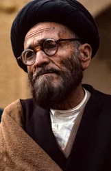 Clerc chiite iranien avec lunettes et turban