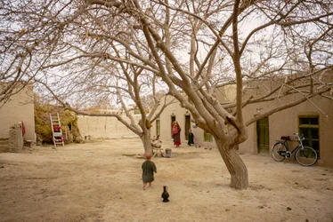 Femmes et enfants du village turkmène appelé Berzeed