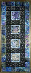 Panneau de carreaux en verre Favrile, moulé avec des fleurs et des motifs géométriques, 20e siècle