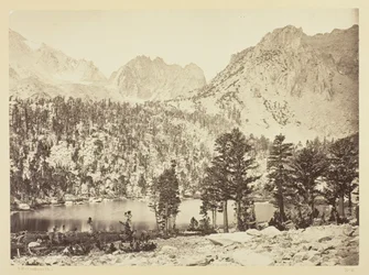 Lac alpin dans la Sierra Nevada, Californie