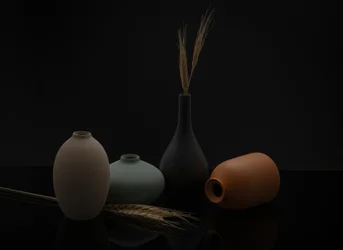 Vases aux tons terreux et blé