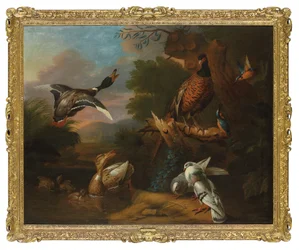 Un faisan, des pigeons, des canetons et des martins-pêcheurs avec un colvert prenant son envol à une mare boisée, un paysage au-delà