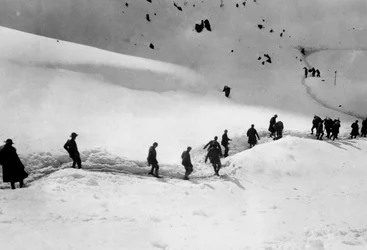 Soldats marchant vers le Freikofel pendant la Première Guerre mondiale