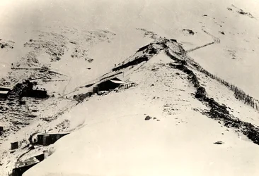 Tranchées et clôtures sur les pentes du Monte Nero pendant la Première Guerre mondiale