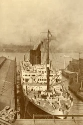 Un célèbre paquebot français, Le Paris 34 569 tonnes, vers 1930