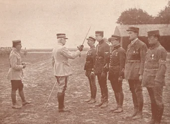 Un général français conférant des décorations aux aviateurs, vers 1918-1919
