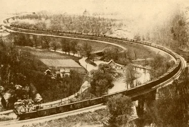 Un train de marchandises gigantesque de cinquante-quatre wagons tiré par une seule locomotive, Chicago et North West Railway, 193