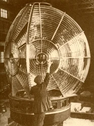 Lanterne de phare avec lentilles à éclats de groupe, c1930