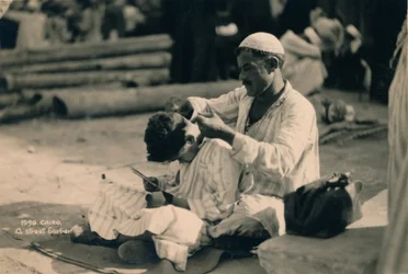 Un barbier de rue, Le Caire, Égypte, 1936