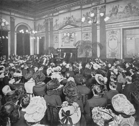 Débat du dimanche soir au Old Playgoers Club, Londres