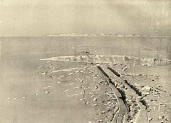 Une crevasse typique sur une surface plane, vers 1908, 1909