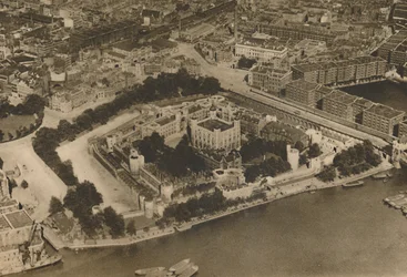 Vue de sa forteresse inimaginée par Guillaume le Conquérant : La Tour vue du ciel, vers 1935