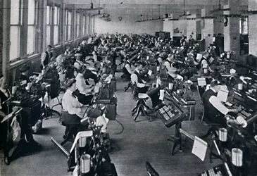 Vue de la plus grande batterie de machines à composer au monde, 1916
