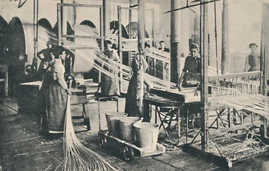 Une usine de fabrication de cierges, 1917