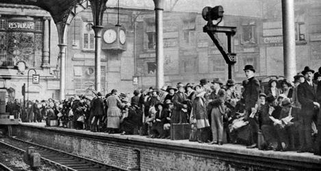 Une foule de jours fériés attendant un train pour Margate, Londres, 1926-1927
