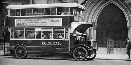 Un bus à impériale devant les Law Courts, Londres, 1926-1927