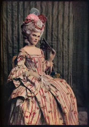 Une robe de proportions charmantes en magnifique brocart français. Période 1775-85, vers 1913