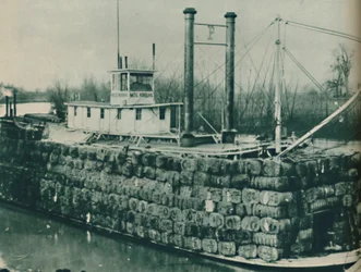 Une pleine charge de coton monte souvent haut sur les ponts des bateaux à vapeur du Mississippi