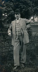 Un gentleman portant un costume et un chapeau melon, vers 1910